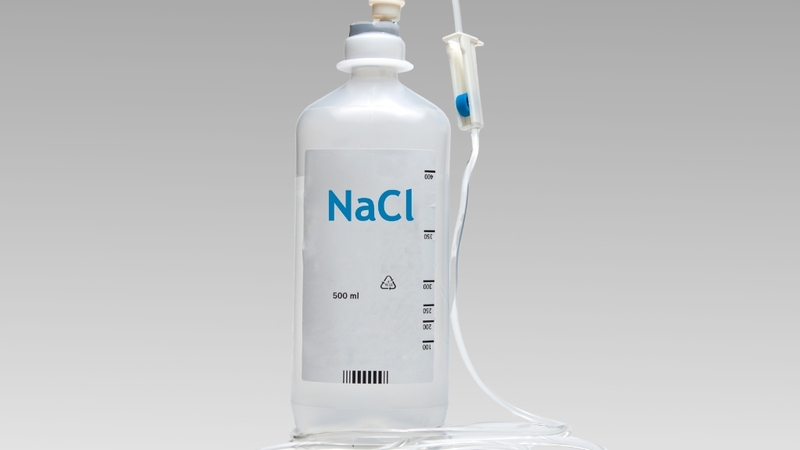 Nước muối sinh lý là lựa chọn an toàn cho câu hỏi rửa vết khâu tầng sinh môn bằng gì