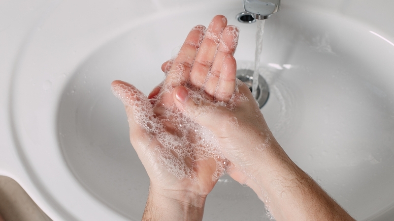 Trước khi vệ sinh, cần rửa tay sạch và chuẩn bị dung dịch phù hợp, an toàn cho vết khâu