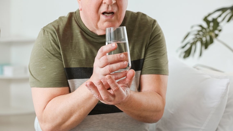 Cơ chế bệnh sinh của hai bệnh khác nhau mặc dù có chung triệu chứng run tay