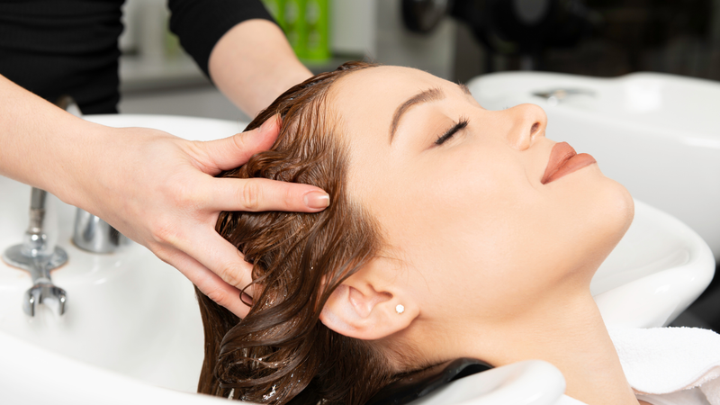 Massage nhẹ nhàng da đầu