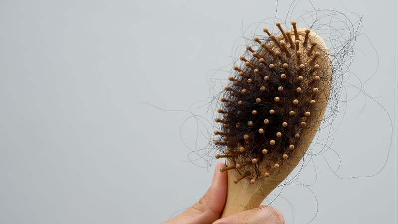 Rụng tóc ở nữ tuổi 14 có thể liên quan đến thay đổi nội tiết tuổi dậy thì