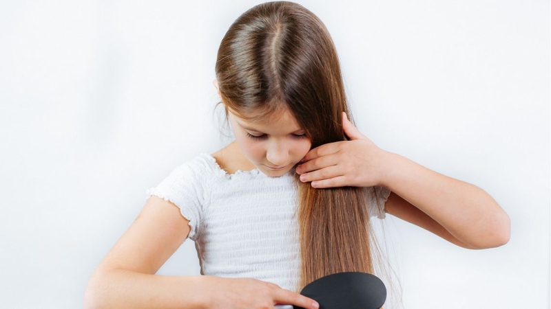 Nếu tóc rụng kéo dài kèm mỏng tóc rõ rệt, nên đi khám da liễu để được tư vấn