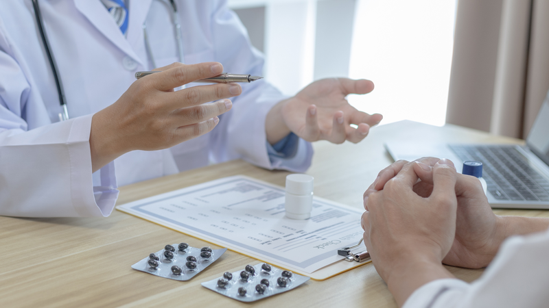 Bác sĩ có thể cân nhắc kê đơn thuốc để hỗ trợ giảm rụng tóc