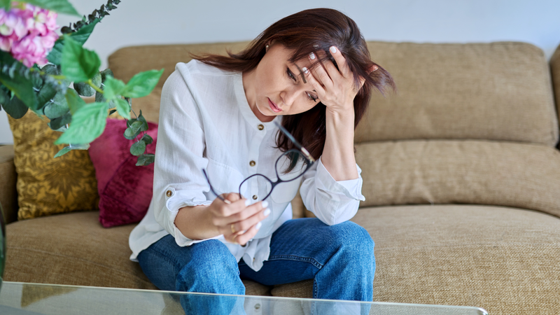 Căng thẳng kéo dài và thay đổi tâm sinh lý ở tuổi trung niên có thể khiến tóc yếu và dễ rụng hơn