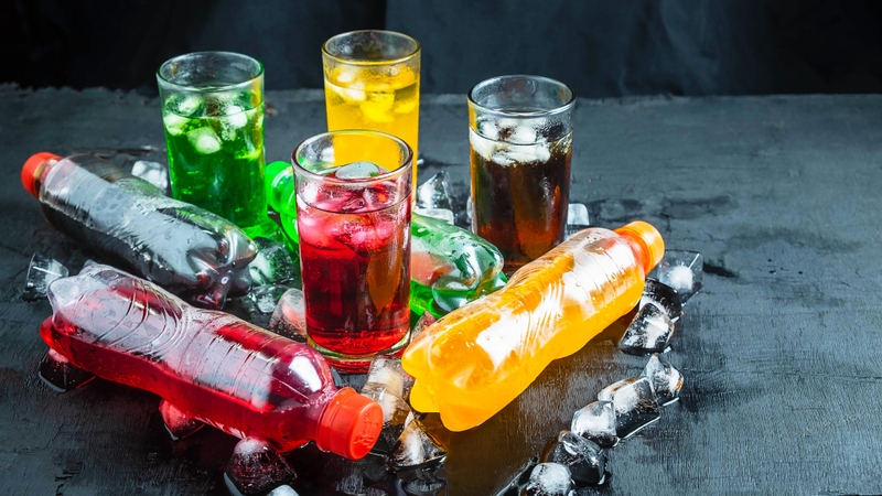 Nước ngọt có ga làm tăng nguy cơ kháng insulin, rối loạn chuyển hóa các chất dinh dưỡng cần thiết cho tóc