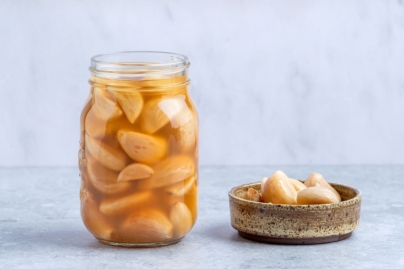 Rượu tỏi có tác dụng gì Cách ngâm rượu tỏi tại nhà 3