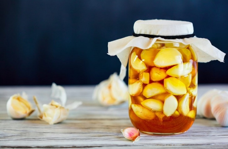 Cách ngâm rượu tỏi mật ong đơn giản tại nhà