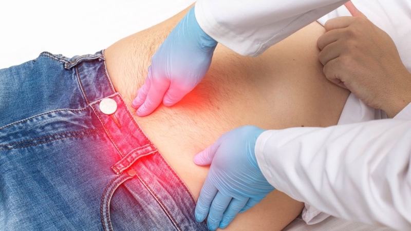 Khối phồng đau, căng và không đẩy trở lại được cần cấp cứu