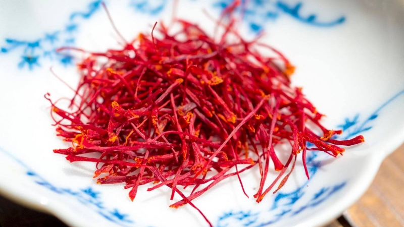 Theo những tài liệu cổ, hoa nghệ tây có thể được sử dụng như một phương thuốc điều trị một số loại bệnh