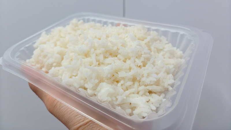 Nên đưa cơm vào tủ lạnh trong vòng 1 - 2 giờ sau khi nấu để hạn chế vi khuẩn phát triển