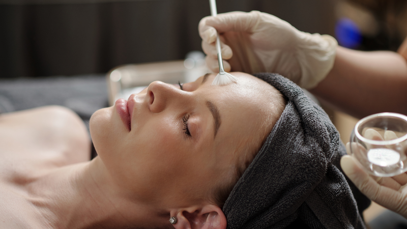 Chọn sản phẩm peel có nồng độ quá cao là một trong những sai lầm thường gặp khi peel da