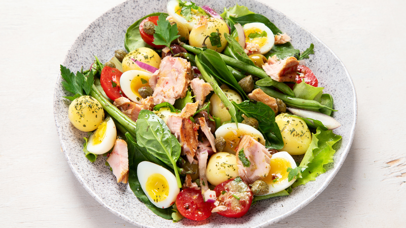 Trộn quá sớm sẽ khiến salad chảy nước và mất hương vị