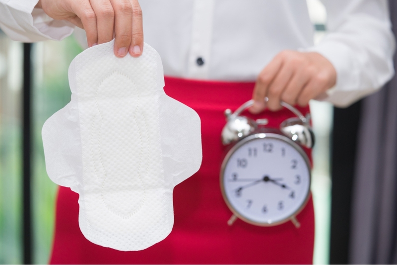 Mẹ nên thay băng vệ sinh sau mỗi giờ tránh nhiễm khuẩn