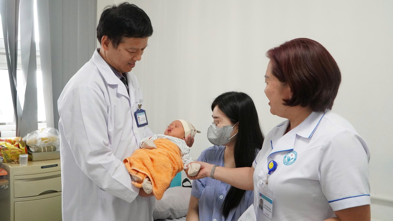 Sản phụ sinh thường một bé trai nặng 3,5kg và được chủ động xử trí tích cực để dự phòng băng huyết