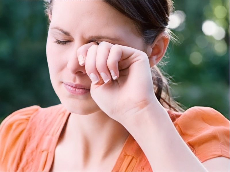 Sạn vôi ở mắt do nguyên nhân gì? Có nên sử dụng cách điều trị sạn vôi ở mắt tại nhà? 2