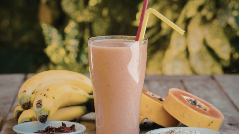 Sinh tố từ trái cây ít đường kết hợp rau xanh là câu trả lời cho câu hỏi sáng ăn gì để giảm cân cho học sinh