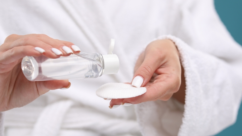 Sáng bôi kem chống nắng trưa có cần tẩy trang không?  2