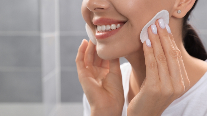 Sáng bôi kem chống nắng trưa có cần tẩy trang không? 4