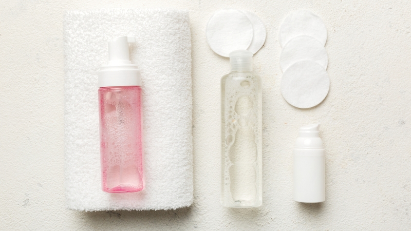 Sáng bôi kem chống nắng trưa có cần tẩy trang không? 5