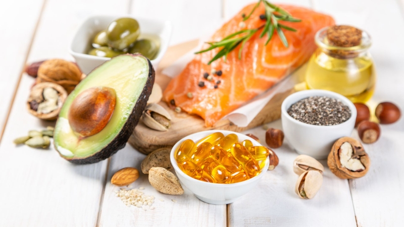 Bơ, các loại hạt và dầu ô liu cung cấp chất béo lành mạnh