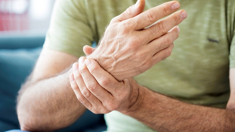 Sáng ngủ dậy bị sưng tay: Nguyên nhân và cách phòng ngừa  1