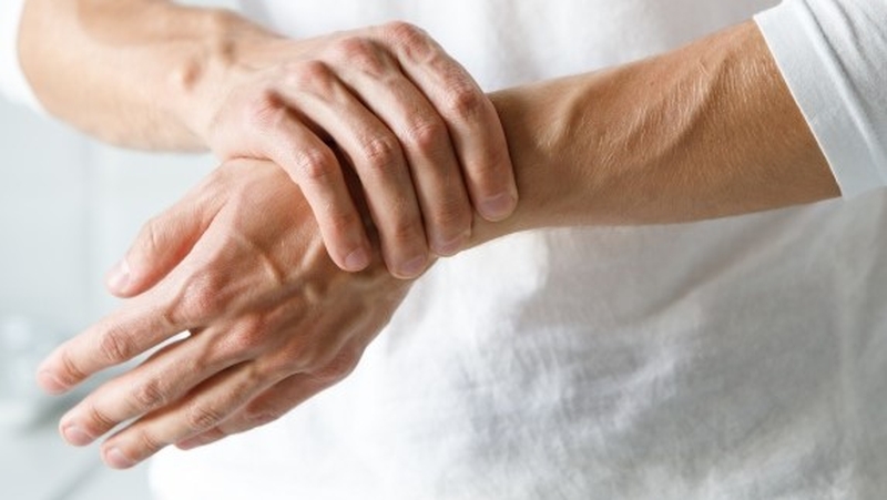 Sáng ngủ dậy bị sưng tay: Nguyên nhân và cách phòng ngừa  2