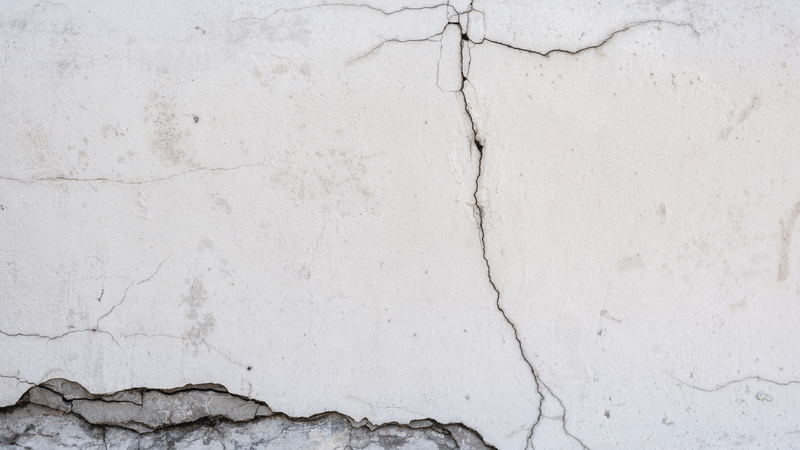 Người dân sinh hoạt ở khu vực thường sạt lở cần chú ý đến các vết nứt công trình