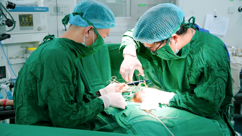 Ê kíp bác sĩ tiến hành phẫu thuật cấp cứu cho bệnh nhân 14 tuổi bị xoắn tinh hoàn