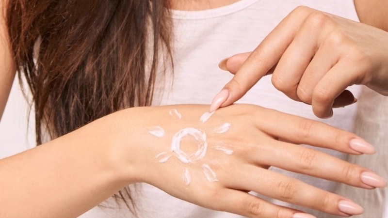 Sau 5h chiều có cần bôi kem chống nắng nữa không? 4