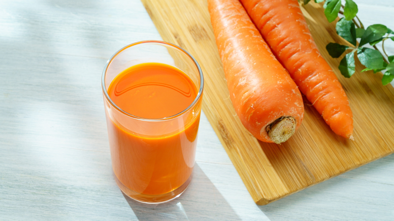 Nước ép cà rốt có hàm lượng vitamin C và vitamin B6 cao