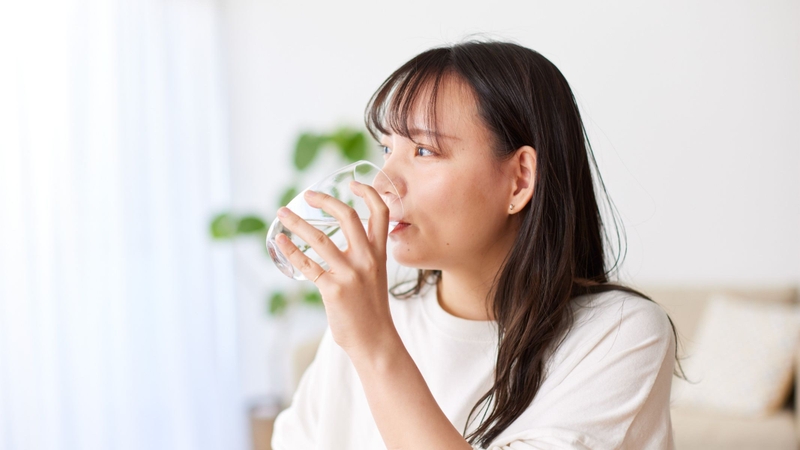 Người bệnh nên uống nước lọc, nước canh, nước dừa tươi hoặc dung dịch bù điện giải (oresol) theo đúng hướng dẫn