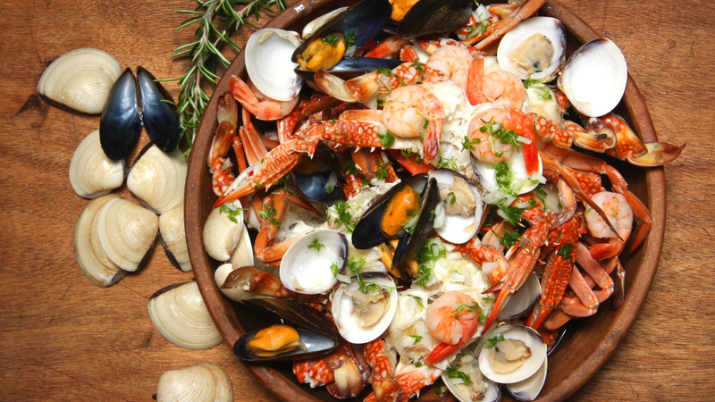Việc chú ý đến các thực phẩm kết hợp với hải sản giúp duy trì chế độ ăn uống an toàn, cân bằng