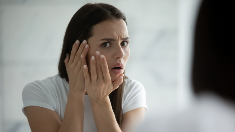 Nên đến gặp bác sĩ điều trị da nếu thâm kéo dài không cải thiện