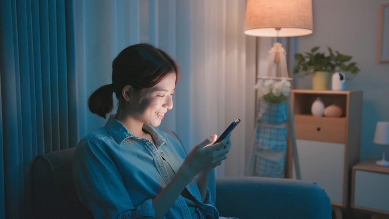 Ánh sáng xanh từ điện thoại tuy không nguy hiểm như tia UV, nhưng vẫn có khả năng ảnh hưởng tiêu cực đến làn da