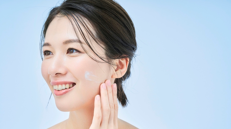 Luôn sử dụng kem dưỡng ẩm để củng cố hàng rào bảo vệ da, giảm khô và bong tróc