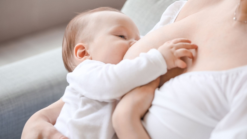 Sau sinh, việc cho bé bú đều đặn sẽ kích thích cơ thể tạo sữa và tiết sữa