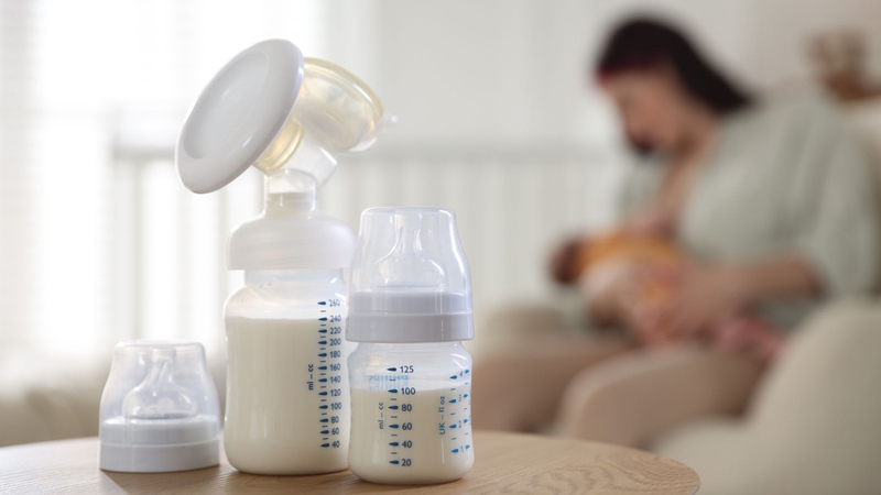 Trong trường hợp bé bú chưa hết sữa, mẹ có thể sử dụng máy hút sữa hoặc vắt sữa bằng tay