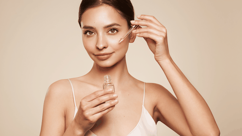 Ngoài việc sử dụng serum B5, hãy uống đủ nước để giúp da luôn được cấp ẩm