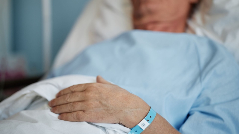 Sau khi rút ống, người bệnh thường được yêu cầu nằm nghỉ và theo dõi khả năng đi tiểu trong vài giờ tiếp theo