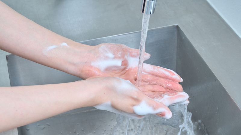 Rửa tay bằng xà phòng sau khi tiếp xúc với nước lũ, chất thải hoặc trước khi ăn