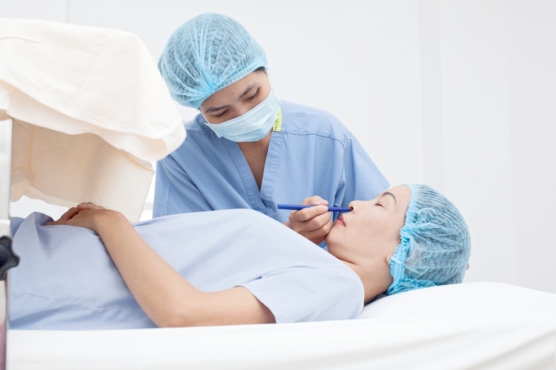 Thăm khám bác sĩ kịp thời để giải quyết tình trạng nổi cục trong mũi sau nâng