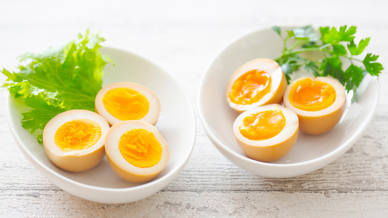Kết hợp trứng với rau xanh và trái cây giúp cân bằng dinh dưỡng trong giai đoạn hồi phục