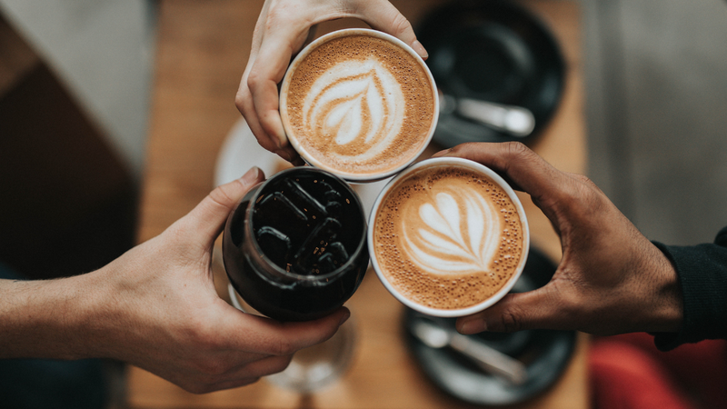 Caffeine trong cà phê có thể làm tăng nhịp tim, huyết áp, gây mất ngủ