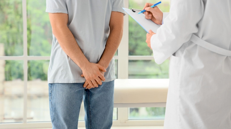 Khi phát hiện dấu hiệu bất thường, người bệnh nên đến bệnh viện hoặc phòng khám để được bác sĩ thăm khám trực tiếp, đánh giá tổn thương nghi ngờ