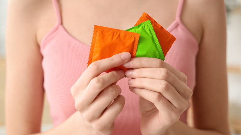 Sử dụng bao cao su đúng cách từ đầu đến cuối mỗi lần quan hệ giúp giảm nguy cơ lây nhiễm sùi mào gà