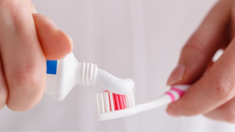 Vệ sinh răng miệng không đúng cách là nguyên nhân phổ biến gây sâu răng hàm trong cùng