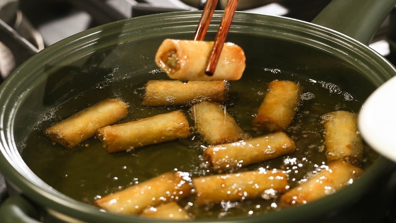 Sau sinh hệ tiêu hóa của mẹ còn yếu nên hạn chế ăn đồ chiên rán