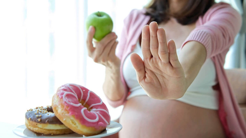 Hạn chế ăn đồ dầu mỡ ngay từ khi mang thai và khi mới sinh