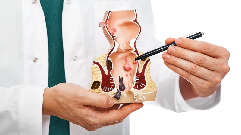Cố rặn khi bị táo bón sau sinh làm tăng nguy cơ nứt kẽ hậu môn và gây đau rát kéo dài