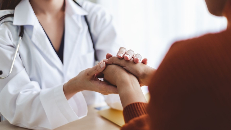 Tốt nhất nên hỏi ý kiến bác sĩ để chăm sóc sau sinh mổ đúng cách và an toàn hơn